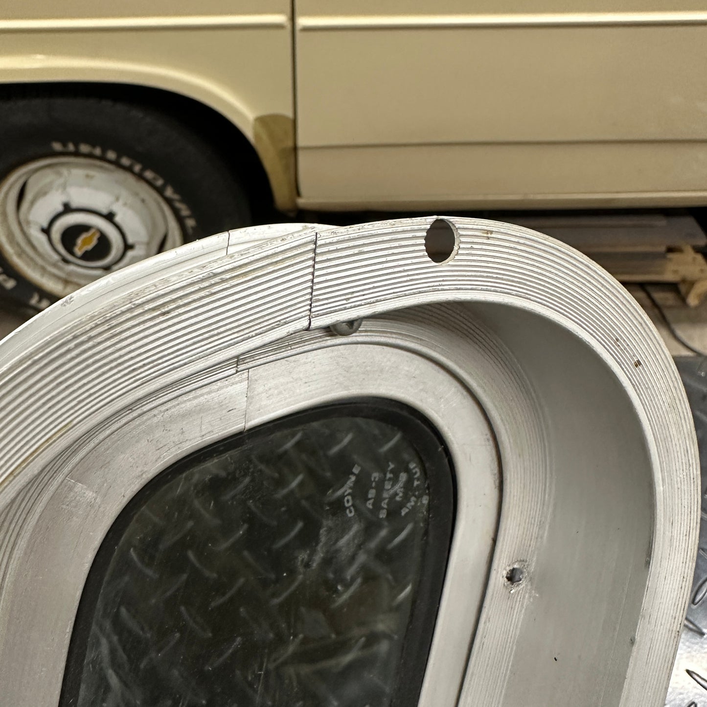 Single Slot Porthole Window
